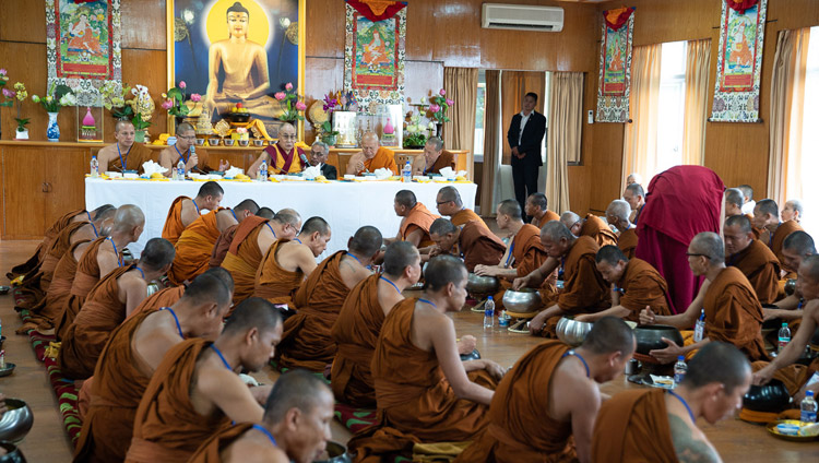 Seine Heiligkeit der Dalai Lama beim gemeinsamen Mittagessen mit thailändischen Mönchen in seiner Residenz in Dharamsala, HP, Indien am 9. Juni 2018. Foto: Tenzin Choejor