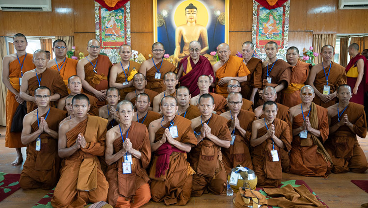 Seine Heiligkeit der Dalai Lama mit thailändischen Mönchen nach dem gemeinsamen Mittagessen in seiner Residenz in Dharamsala, HP, Indien am 9. Juni 2018. Foto: Tenzin Choejor