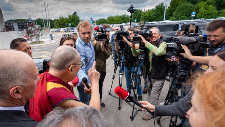 Seine Heiligkeit der Dalai Lama im Gespräch mit Pressevertretern kurz nach seiner Ankunft am Flughafen in Vilnius, Litauen am 12. Juni 2018. Foto: Tenzin Choejor