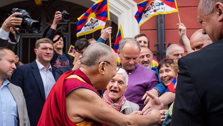 Zahlreiche Menschen begrüssen Seine Heiligkeit den Dalai Lama bei der Ankunft am Hotel in Vilnius, Litauen am 12. Juni 2018. Foto: Tenzin Choejor