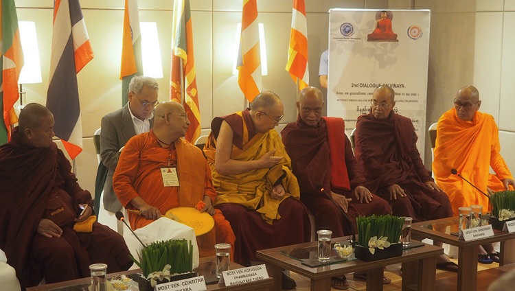 Seine Heiligkeit der Dalai Lama mit Ältesten aus Myanmar und Sri Lanka am zweiten Dialog über Vinaya in Neu Delhi, Indien am 1. Juli 2018. Foto: Jeremy Russell