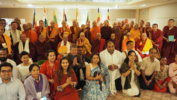 Seine Heiligkeit der Dalai Lama mit Delegierten des zweiten Dialogs über Vinaya in Neu Delhi, Indien am 1. Juli 2018. Foto: Jeremy Russell