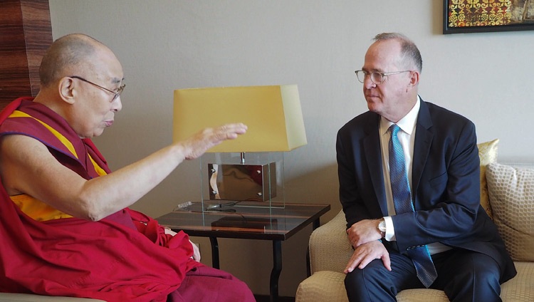 Seine Heiligkeit der Dalai Lama mit Tom Tait, Bürgermeister von Anaheim – die Stadt der Güte – in Neu Delhi, Indien am 1. Juli 2018. Foto: Jeremy Russell