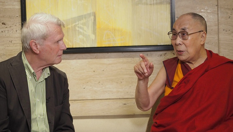 Seine Heiligkeit der Dalai Lama im Interview mit Adriaan Van Dis für das niederländische TV in Neu Delhi, Indien am 2. Juli 2018. Foto: Jeremy Russell