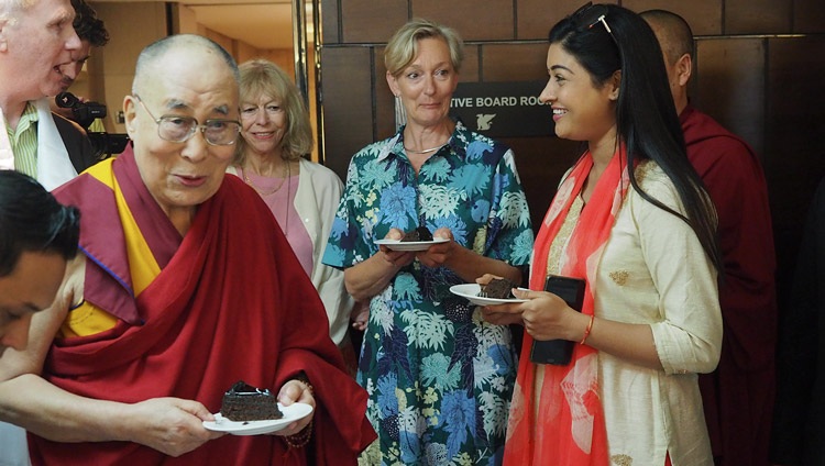 Seine Heiligkeit der Dalai Lama teilt sich einen Geburtstagskuchen mit den Anwesenden zu Ehren seines baldigen 83. Geburtstag – in Neu Delhi, Indian am 2. Juli 2018. Foto: Jeremy Russell