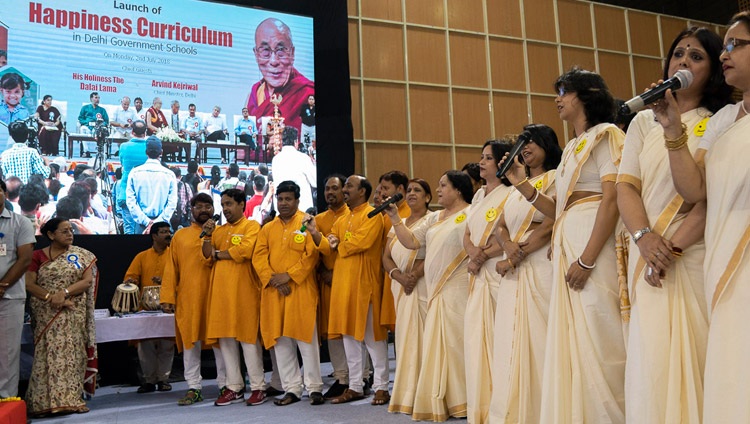 Ein Lied als Dank an Seine Heiligkeit den Dalai Lama wird zu Beginn der Einführung des Glück-Lehrplans in öffentlichen Schulen vorgetragen - im Thyagraj Stadium in Neu Delhi, Indien am 2. Juli 2018. Foto: Tenzin Choejor