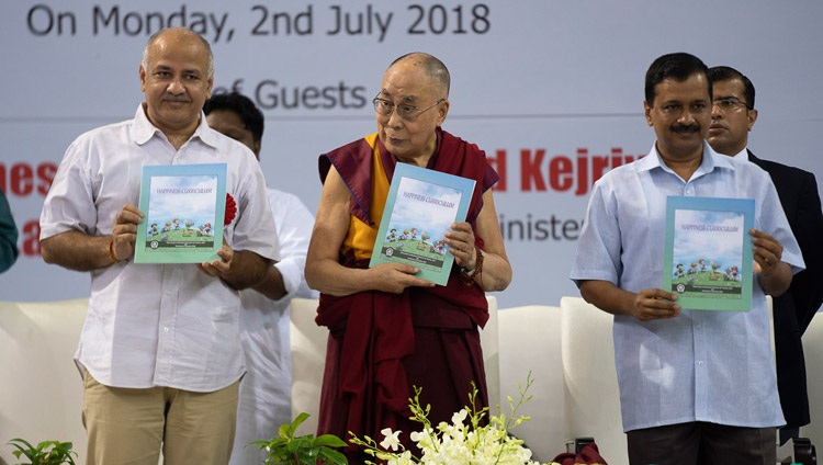 Seine Heiligkeit der Dalai Lama und die Ehrengäste bei der offiziellen Einführung des Glück-Lehrplans in öffentlichen Schulen im Thyagraj Stadium in Neu Delhi, Indien am 2. Juli 2018. Foto: Tenzin Choejor