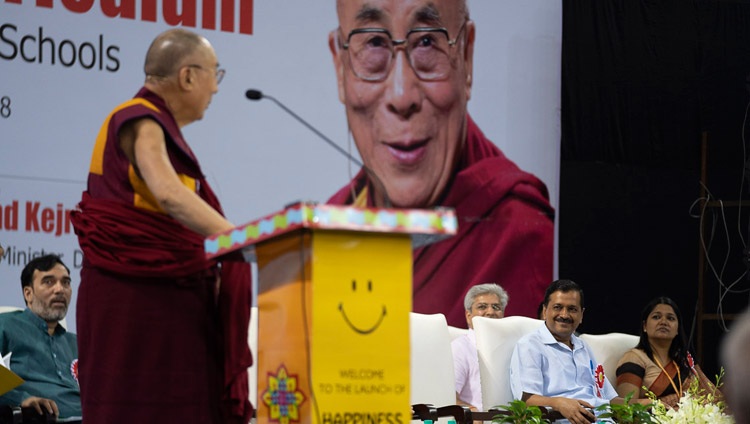 Seine Heiligkeit der Dalai Lama spricht während der Einführung des Glück-Lehrplans in öffentlichen Schulen im Thyagraj Stadium in Neu Delhi, Indien am 2. Juli 2018. Foto: Tenzin Choejor