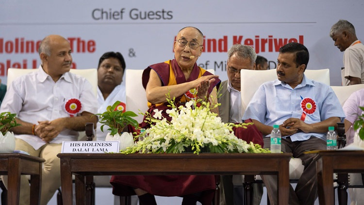 Seine Heiligkeit der Dalai Lama beantwortet Fragen aus dem Publikum bei der Einführung des Glück-Lehrplans in öffentlichen Schulen im Thyagraj Stadium in Neu Delhi, Indien am 2. Juli 2018. Foto: Tenzin Choejor