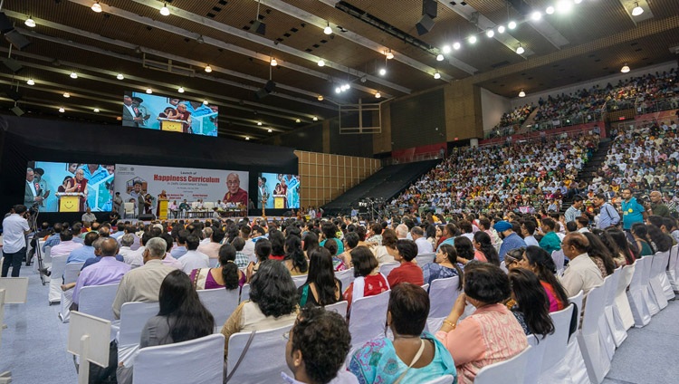 Über 5'000 Lehrkräfte und Schulleiterinnen und -leiter nehmen teil an der Einführung des Glück-Lehrplans in öffentlichen Schulen im Thyagraj Stadium in Neu Delhi, Indien am 2. Juli 2018. Foto: Tenzin Choejor