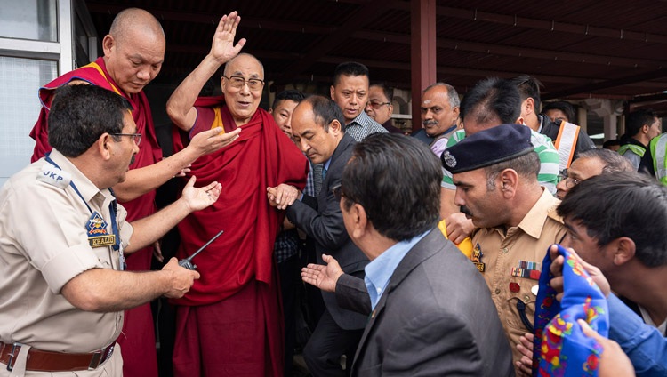 Seine Heiligkeit der Dalai Lama bei der Ankunft am Flughafen in Leh, Ladakh, J&K, Indien am 3. Juli 2018. Foto: Tenzin Choejor