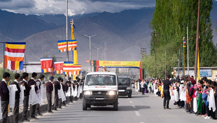 Menschen säumen die Strasse um Seine Heiligkeit den Dalai Lama in Ladakh willkommen zu heissen – in Leh, Ladakh, J&K, Indien am 3. Juli 2018. Foto: Tenzin Choejor