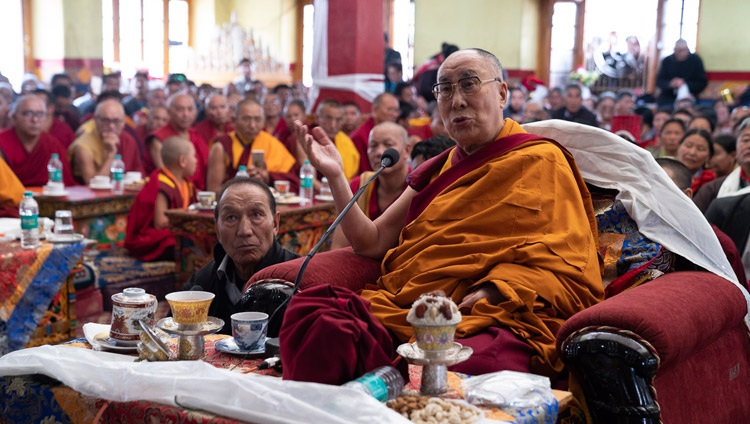 Seine Heiligkeit der Dalai Lama spricht während seiner Pilgerreise zum Jokhang in Leh, Ladakh, Indien am 4. Juli 2018. Foto: Tenzin Choejor