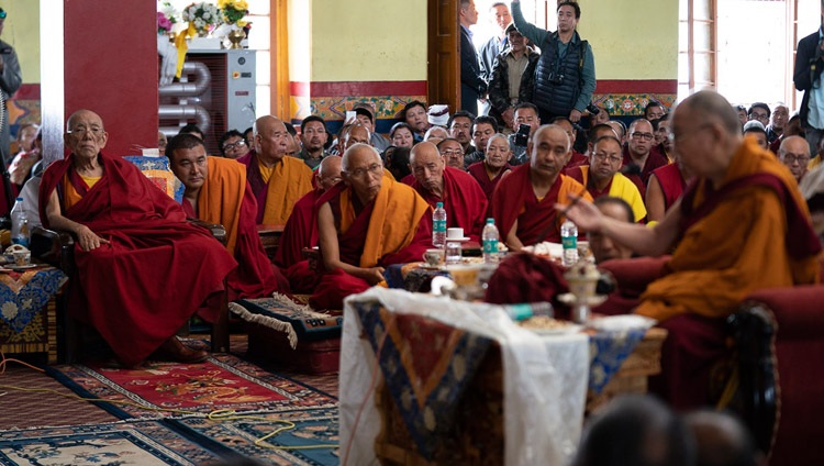 Seine Heiligkeit der Dalai Lama spricht während seiner Pilgerfahrt zum Jokhang in Leh, Ladakh, Indien am 4. Juli 2018. Foto: Tenzin Choejor