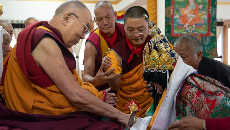 Das Orakel Dorje Yamakyong erweist seinen Respekt Seiner Heiligkeit dem Dalai Lama am 83. Geburtstag Seiner Heiligkeit in Leh, Ladakh, J&K, Indien am 6. Juli 2018. Foto: Tenzin Choejor