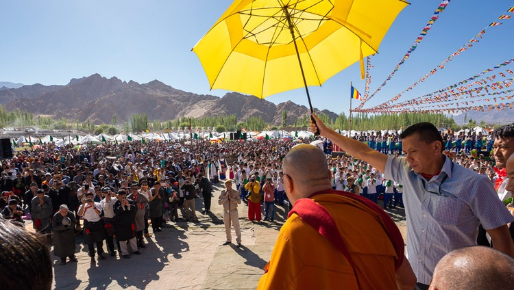 Seine Heiligkeit der Dalai Lama grüsst die über 25‘000 Menschen anlässlich der Feier zu seinem 83. Geburtstag in Leh, Ladakh, J&K, Indien am 6. Juli 2018. Foto: Tenzin Choejor