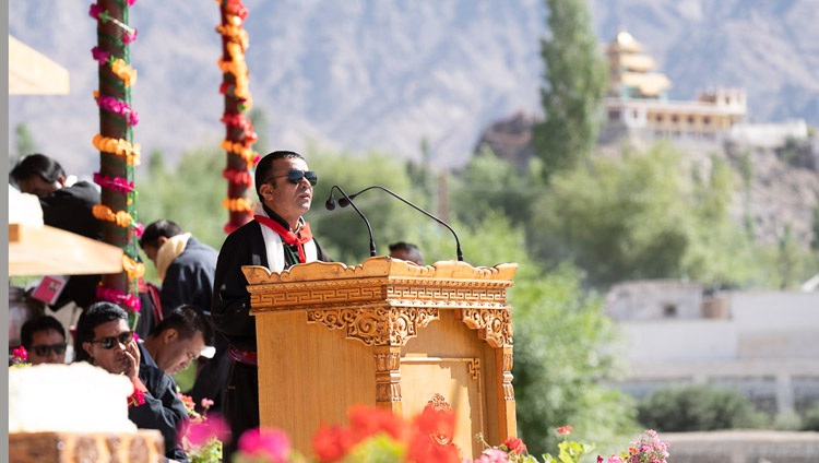 Präsident der ladakhischen buddhistischen Vereinigung Tsewang Thinles eröffnete die Geburtstagsfeier zu Ehren Seiner Heiligkeit des Dalai Lama in Leh, Ladakah, J&K, Indien am 6. Juli 2018. Foto: Tenzin Choejor