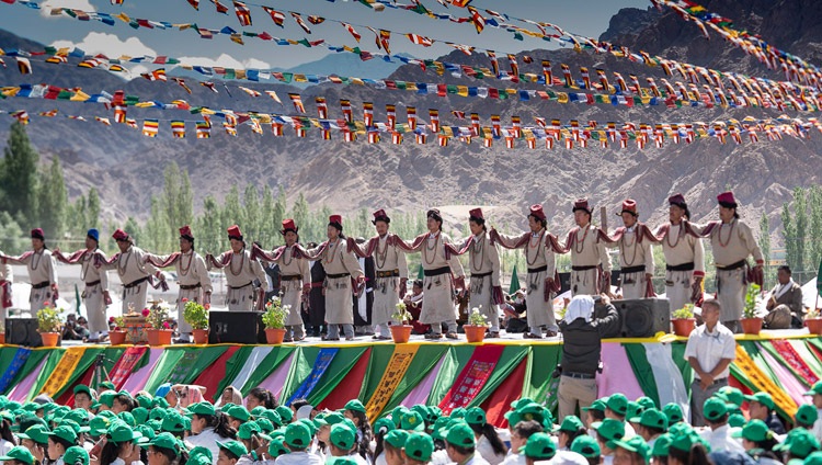 Ladakhische Tänze und Gesänge werden anlässlich des 83. Geburtstages Seiner Heiligkeit des Dalai Lama vorgetragen – in Leh, Ladakh, J&K, Indien am 6. Juli 2018. Foto: Tenzin Choejor