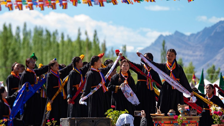 Mädchen von Ladakhi Schulen führen einen Tanz vor anlässlich des 83. Geburtstages Seiner Heiligkeit des Dalai Lama in Leh, Ladakh, J&K, Indien am 6. Juli 2018. Foto: Tenzin Choejor