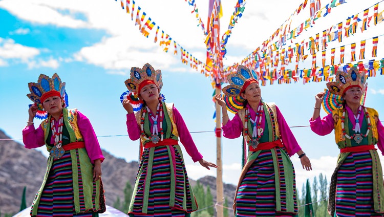 Tibetische traditionelle Tänze und Gesänge werden anlässlich des 83. Geburtstages Seiner Heiligkeit des Dalai Lama vorgetragen – in Leh, Ladakh, J&K, Indien am 6. Juli 2018. Foto: Tenzin Choejor