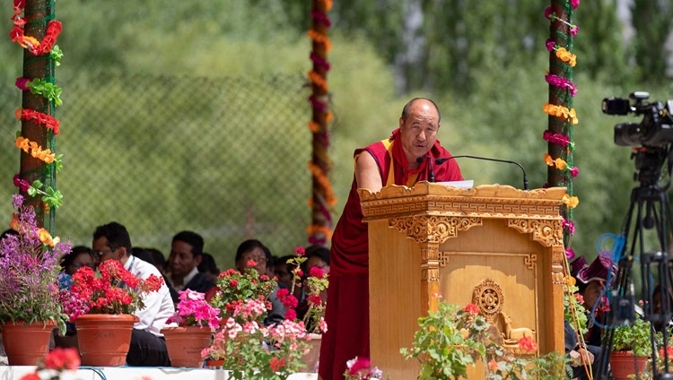 Woeser Rinpoche spricht im Namen der Buddhisten in der Mongolei anlässlich des 83. Geburtstages Seiner Heiligkeit des Dalai Lama in Leh, Ladakh, J&K, Indien am 6. Juli 2018. Foto: Tenzin Choejor