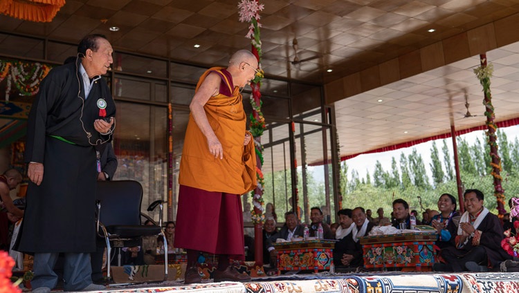 Seine Heiligkeit der Dalai Lama spricht anlässlich der Feier zu seinem 83. Geburstag in Leh, Ladakh, J&K, Indien am 6. Juli 2018. Foto: Tenzin Choejor