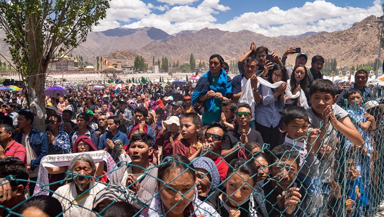 Die Menschen säumen die Strasse um Seiner Heiligkeit dem Dalai Lama ihren Respekt zu erweisen – in Leh, Ladakh, J&K, Indien am 6. Juli 2018. Foto: Tenzin Choejor