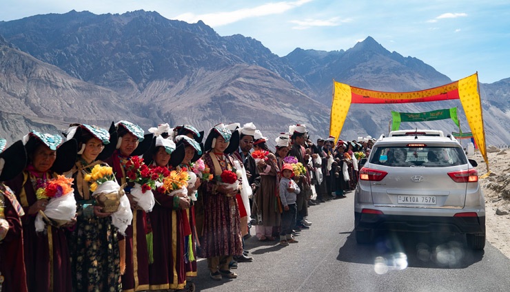 Die Einheimischen säumen die Strasse um Seiner Heiligkeit dem Dalai Lama bei der Ankunft ihren Respekt zu erweisen – im Nubra-Tal, Ladakh, J&K, Indien am 12. Juli 2018. Foto: Tenzin Choejor