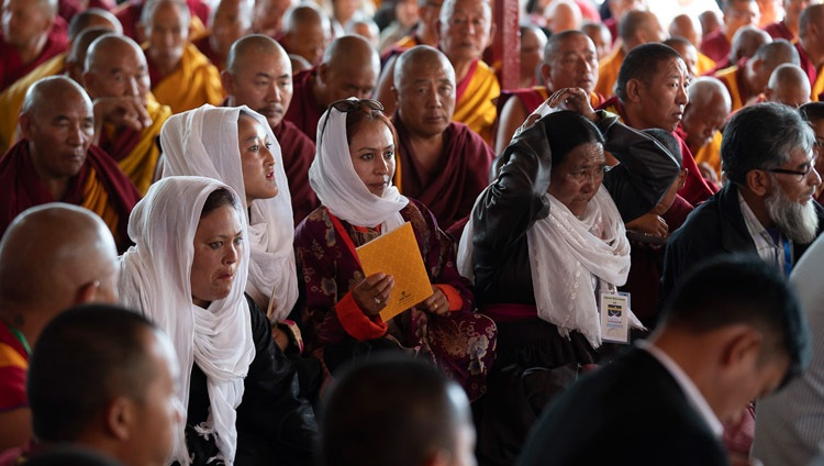 Die Teilnehmenden verfolgen die Unterweisungen von Seiner Heiligkeit dem Dalai Lama in Diskit, Nubra-Tal, J&K, Indien am 13. Juli 2018. Foto: Tenzin Choejor