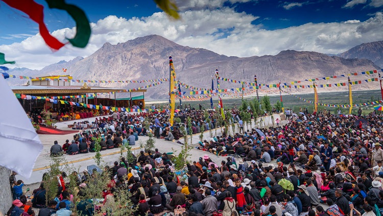Über 5‘600 Teilnehmenden verfolgen die Unterweisungen von Seiner Heiligkeit dem Dalai Lama in Diskit, Nubra-Tal, J&K, Indien am 13. Juli 2018. Foto: Tenzin Choejor
