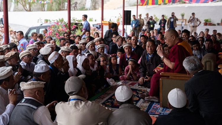 Seine Heiligkeit der Dalai Lama spricht zur lokalen muslimischen Gemeinde in Diskit, Nubra-Tal, J&K, Indien am 13. Juli 2018. Foto: Tenzin Choejor