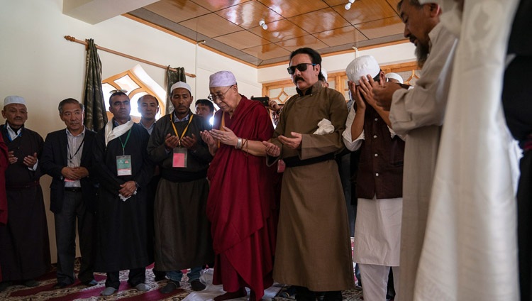 Seine Heiligkeit der Dalai Lama betet mit der lokalen muslimischen Gemeinde in der Moschee von Diskit, Nubra-Tal, J&K, Indien am 13. Juli 2018. Foto: Tenzin Choejor