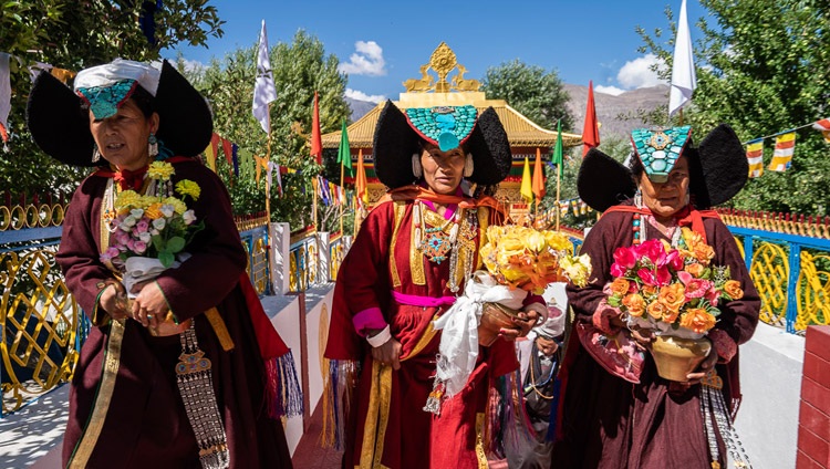 Einheimische Frauen in ihren traditionellen Kleidern warten auf die Ankunft von Seiner Heiligkeit dem Dalai Lama im Samstanling Kloster in Sumur, Ladakh, J&K, Indien am 14. Juli 2018. Foto: Tenzin Choejor
