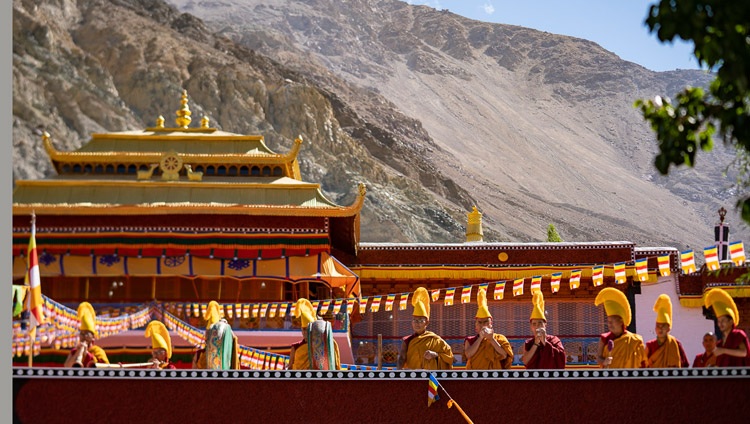 Mönche spielen traditionelle Instrumente um Seine Heiligkeit den Dalai Lama zu empfangen – im Samstanling Kloster in Sumur, Ladakh, J&K, Indien am 14. Juli 2018. Foto: Tenzin Choejor