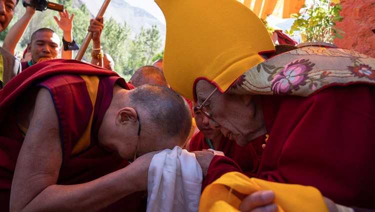 Gaden Trisur Rinpoche empfängt Seine Heiligkeit den Dalai Lama im Samstanling Kloster in Sumur, Ladakh, J&K, Indien am 14. Juli 2018. Foto: Tenzin Choejor