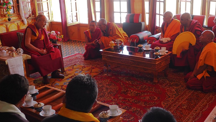 Seine Heiligkeit der Dalai Lama spricht mit Gaden Trisur Rinpoche und anderen Würdenträgern nach der Ankunft im Samstanling Kloster in Sumur, Ladakh, J&K, Indien am 14. Juli 2018. Foto: Jeremy Russell