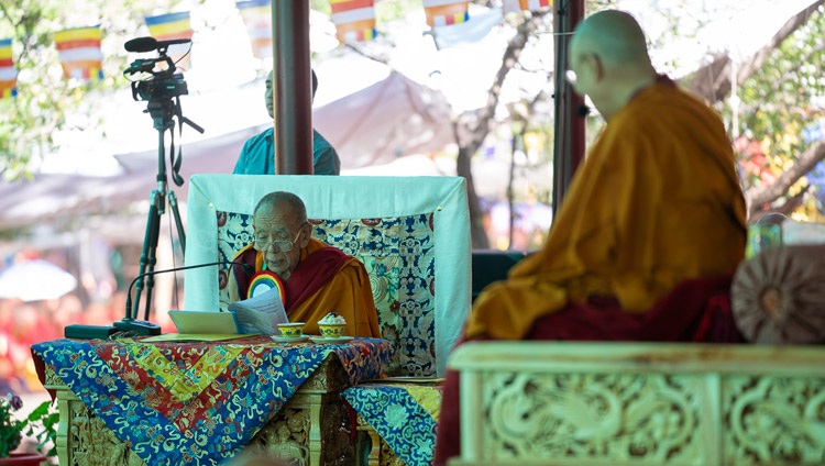 Ganden Trisur Rizong Rinpoche spricht während der Eröffnung der Sommerdebatte im Samstanling Kloster in Sumur, Ladakh, J&K, Indien am 15. Juli 2018. Foto: Tenzin Choejor