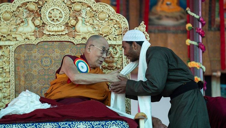 Seine Heiligkeit der Dalai Lama dankt Muhammad Akram, Präsident der muslimischen Gemeinschaft im Nubra-Tal, für seine Rede an der Eröffnung der Sommerdebatte in Sumur, Ladakh, J&K, Indien am 15. Juli 2018. Foto: Tenzin Choejor