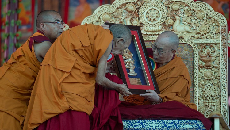 Ganden Trisur Rizong Rinpoche überreicht Seiner Heiligkeit dem Dalai Lama ein Andenken an die Eröffnung der Grossen Sommerdebatte im Samstanling Kloster in Sumer, Ladakh, J&K, Indien am 15. Juli 2018. Foto: Tenzin Choejor