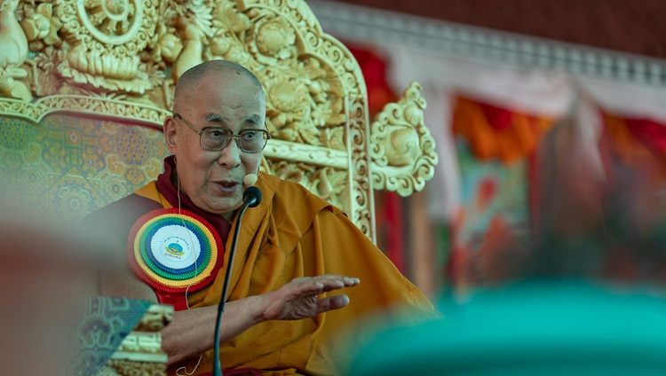 Seine Heiligkeit der Dalai Lama spricht anlässlich der Eröffnung der Grossen Sommerdebatte im Samstanling Kloster in Sumur, Ladakh, J&K, Indien am 15. Juli 2018. Foto: Tenzin Choejor