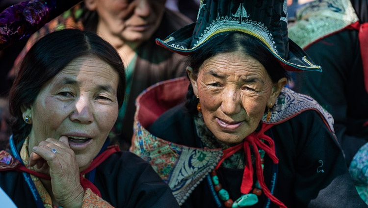 Das Publikum verfolgt die Ansprache von Seiner Heiligkeit dem Dalai Lama an der Eröffnung der Grossen Sommerdebatte in Sumur, Ladakh, J&K, Indien am 15. Juli 2018. Foto: Tenzin Choejor