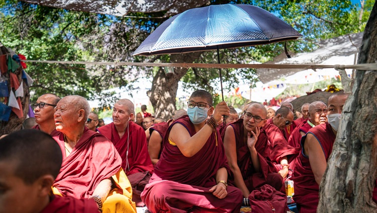 Das Publikum verfolgt die Ansprache von Seiner Heiligkeit dem Dalai Lama an der Eröffnung der Grossen Sommerdebatte in Sumur, Ladakh, J&K, Indien am 15. Juli 2018. Foto: Tenzin Choejor
