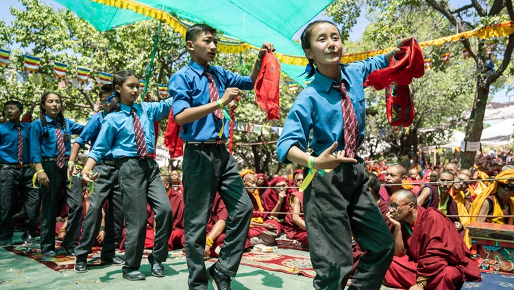Schulkinder der Lamdon-Schule führen Gesänge und Tänze bei der Eröffnungsfeier der Grossen Sommerdebatt auf – in Sumur, Ladakh, J&K, Indien am 15. Juli 2018. Foto: Tenzin Choejor