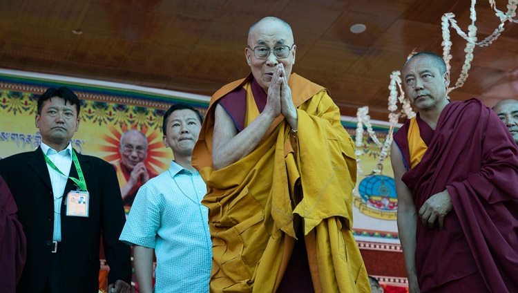 Seine Heiligkeit der Dalai Lama grüsst die Teilnehmenden der Unterweisungen im Samstanling Kloster in Sumur, Ladakh, J&K, Indien am 16. Juli 2018. Foto: Tenzin Choejor