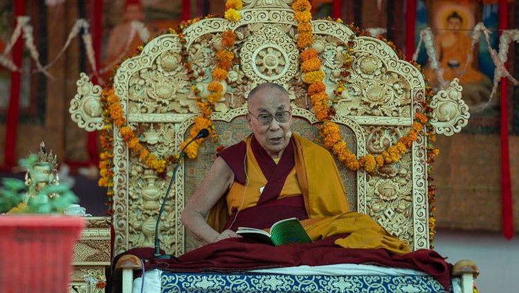 Seine Heiligkeit der Dalai Lama spricht während den Unterweisungen im Samstanling Kloster in Sumur, Ladkah, J&K, Indien am 16. Juli 2018. Foto: Tenzin Choejor