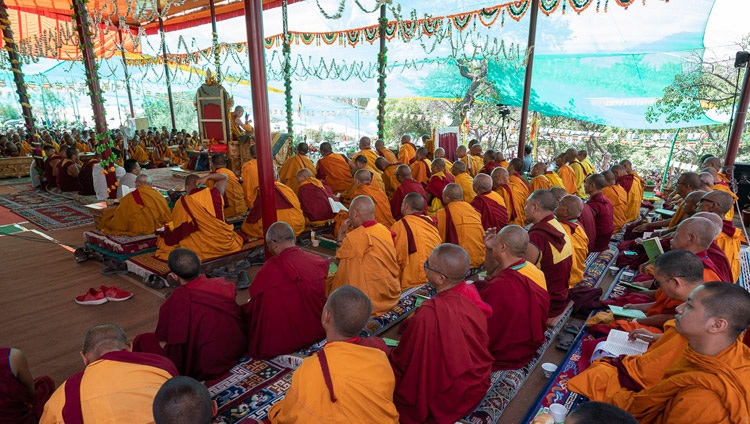 Ein Blick auf die Bühne während den Unterweisungen von Seiner Heiligkeit dem Dalai Lama im Samstanling Kloster in Sumur, Ladakh, J&K, Indien am 16. Juli 2018. Foto: Tenzin Choejor