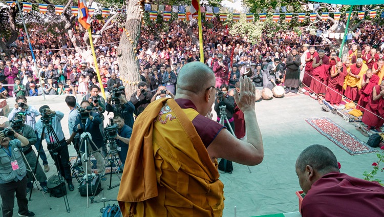 Seine Heiligkeit der Dalai Lama grüsst das Publikum bei seiner Ankunft im Samstanling Kloster in Sumur, Ladakh, J&K, Indien am 17. Juli 2018. Foto: Tenzin Choejor