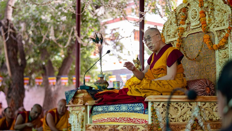 Seine Heiligkeit der Dalai Lama spricht zur Versammlung während der Langlebensermächtigung im Samstanling Kloster in Sumur, Ladakh, J&K, Indien am 17. Juli 2018. Foto: Tenzin Choejor