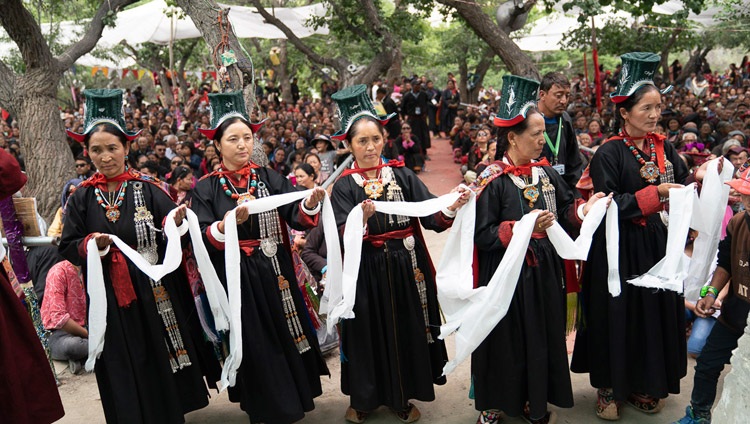 Einheimische Frauen in ihren traditionellen Trachten treten mit einem Tanz während der Langlebenszeremonie für Seine Heiligkeit den Dalai Lama auf – in Sumur, Ladakh, J&K, Indien am 17. Juli 2018. Foto: Tenzin Choejor