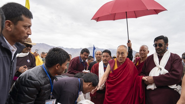 Seine Heiligkeit der Dalai Lama nach der Ankunft mit dem Hubschrauber in Padum, Zanskar, J&K, Indien am 21. Juli 2018. Foto: Tenzin Choejor